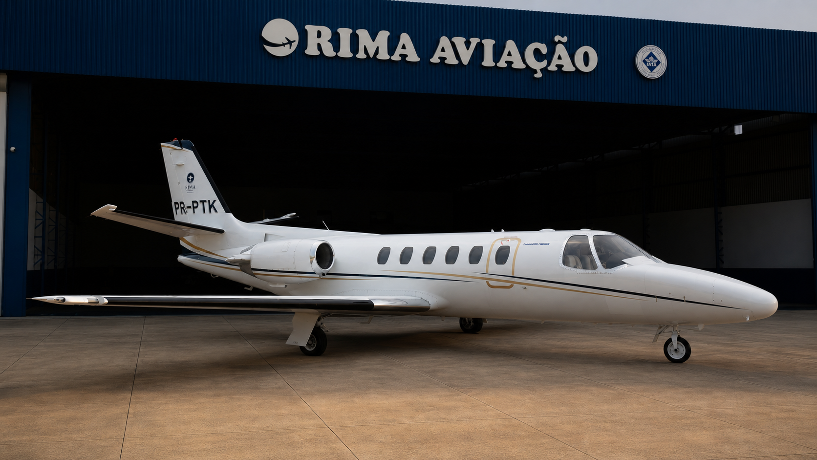 Aeronave RIMA diante do hangar ao pôr do sol